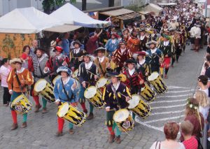 Bald wird auch der Neuburger Fanfarenzug wieder durch Neuburg´s Altstadt marschieren.