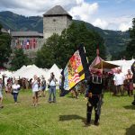 Fahnenschwinger vor der Burg