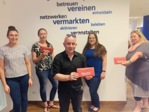 Franziska Kober vom Stadtmarketing mit den Gewinnern - Betty, Sepp & Kerstin Egerer und Tanja Kolb vom Traumtheater