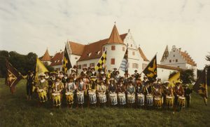 der Fanfarenzug vor dem Grünauer Schloss 1986